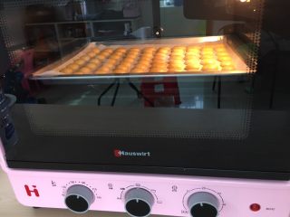 蛋黄小饼干,上下火180度15分钟左右。