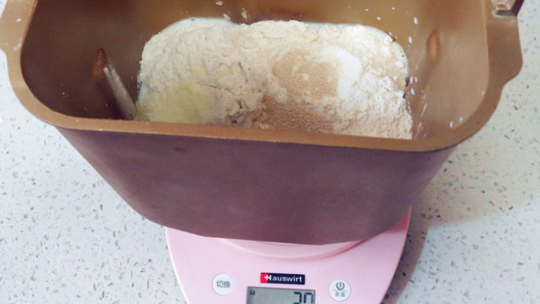 面包店的畅销款之~帕帕罗蒂【咖啡墨西哥面包】,制做面包面团。面团材料中黄油以外的所有食材（包括老面）放入面包机桶内