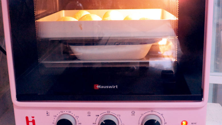 面包店的畅销款之~帕帕罗蒂【咖啡墨西哥面包】,继续放在烤箱里发酵，放一盘热水增加湿度