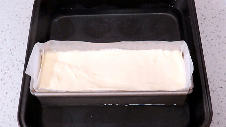 乳酪控不要错过滴~Ins网红蛋糕【Cheese Terrine乳酪砖】,模子放在耐热托盘里（或者直接放烤盘上），倒入模子1/3高度的热水
