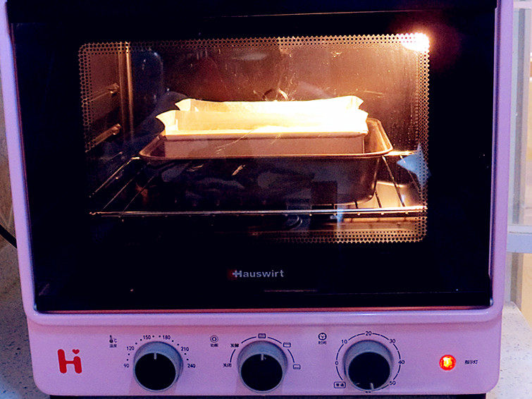乳酪控不要错过滴~Ins网红蛋糕【Cheese Terrine乳酪砖】,放入烤箱烤制，160度焖烤1小时。根据自家烤箱习性调整时间和温度
