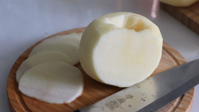 苹果奥利奥隐形蛋糕,苹果削皮切成厚度大约一致的薄片。