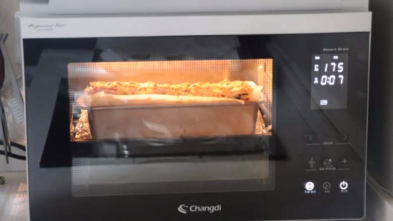 苹果奥利奥隐形蛋糕,放入预热好的烤箱中，170度，45分钟。