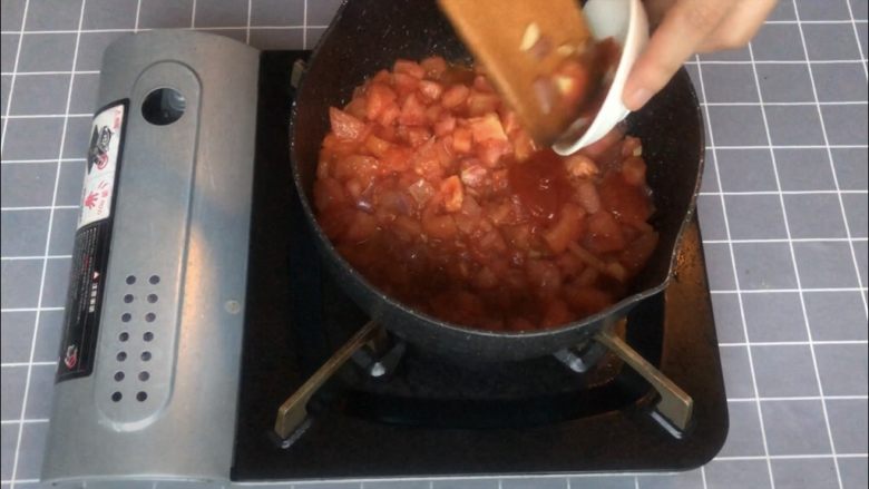意式早餐烘蛋,洋葱炒软后下番茄碎小火慢炒，番茄出汁后加入一勺番茄酱