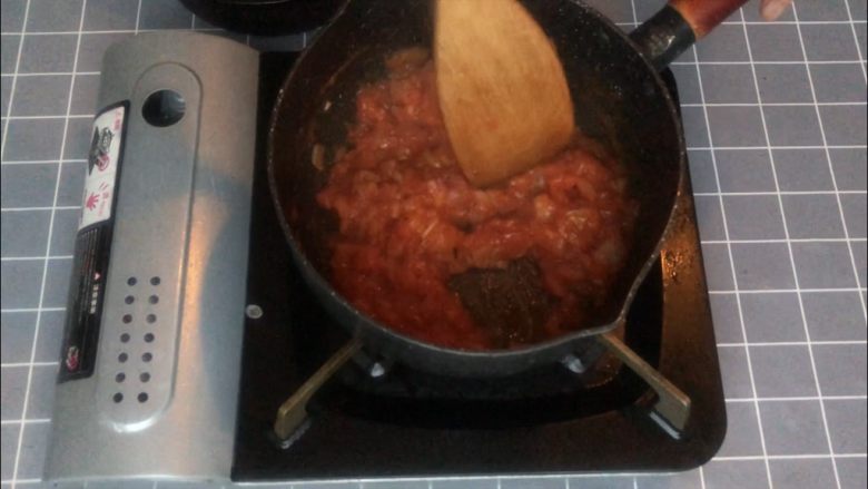 意式早餐烘蛋,炒成番茄泥后加入盐和黑胡椒调味出锅