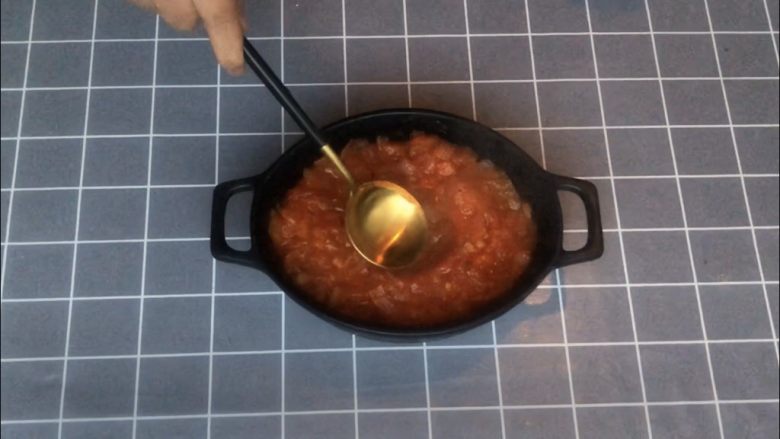 意式早餐烘蛋,炒好的番茄泥铺在烤碗里，用勺子压出一个坑