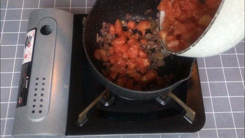 意式早餐烘蛋,炒至洋葱透明，加入切好的番茄碎