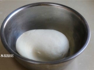 小白菜鸡蛋虾皮饺子,300克面粉中加入3克食盐，150ml水，和成面团。盖一块湿布，备用。