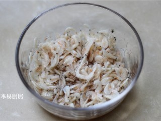 小白菜鸡蛋虾皮饺子,虾皮中倒入1勺料酒，将虾皮浸泡一会儿。