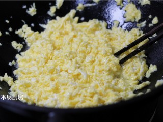 小白菜鸡蛋虾皮饺子,锅内放入比平时炒菜多一倍的食用油，油热后将鸡蛋液倒入锅中。迅速用筷子搅散成细细的鸡蛋碎末。