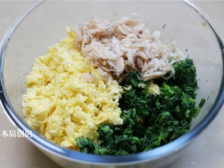 小白菜鸡蛋虾皮饺子,把鸡蛋碎、小白菜碎、虾皮放入大碗中，加入适量食盐和食油，搅拌均匀即可。