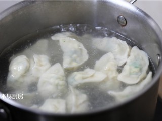 小白菜鸡蛋虾皮饺子,煮饺子。煮饺子的时候可以在水里加少许食盐，这样可以防止煮好的饺子黏连。