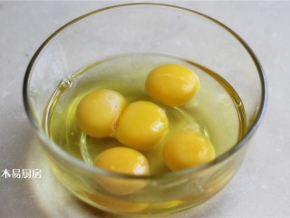 小白菜鸡蛋虾皮饺子,大碗中磕入四个鸡蛋，搅拌均匀。
