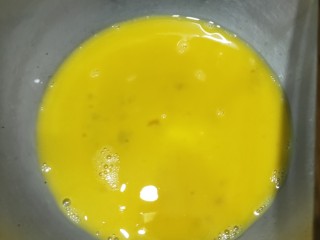 炸鸡排,拿出两个鸡蛋，打成鸡蛋液