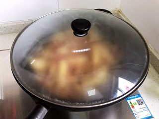 蚝油洋葱腐竹炒肉丝,盖上锅盖，转小火，焖煮2分钟