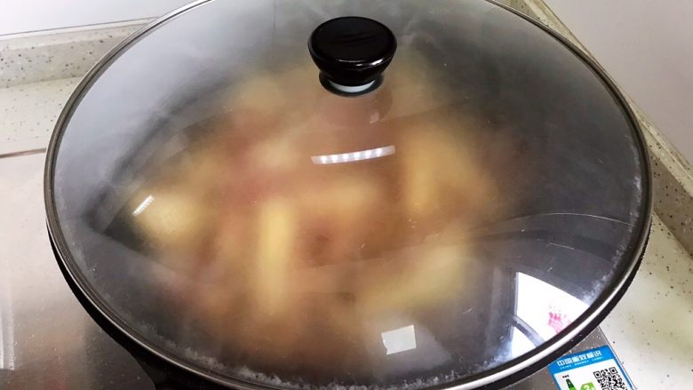 蚝油洋葱腐竹炒肉丝,盖上锅盖，转小火，焖煮2分钟