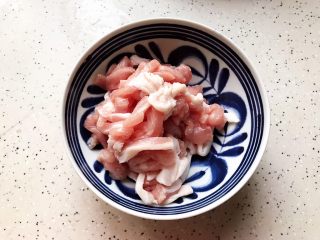蚝油洋葱腐竹炒肉丝,猪肉洗净之后切成丝（有一点肥肉更好吃哦）