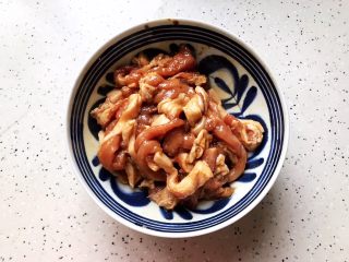 蚝油洋葱腐竹炒肉丝,抓均匀，腌制备用