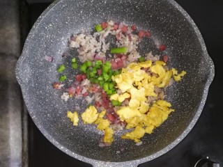 营养又美味的芦笋蛋炒饭,最后倒入芦笋和炒熟的鸡蛋翻炒均匀