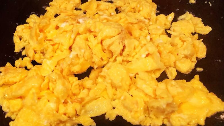 西红柿鸡蛋盖饭,鸡蛋炒成七分熟先盛出装入容器中