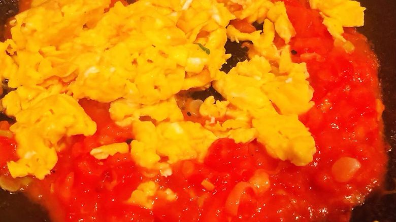 西红柿鸡蛋盖饭,西红柿炒至汤汁放入炒好的鸡蛋一起翻炒