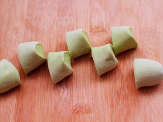 双色西葫芦韭菜生煎包,醒发好的面团排气揉匀后，搓成长条用刀切成大小一致的剂子。