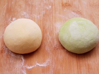 双色西葫芦韭菜生煎包,两个颜色的面团，和好以后放入碗里打上保鲜膜开始进行醒发。