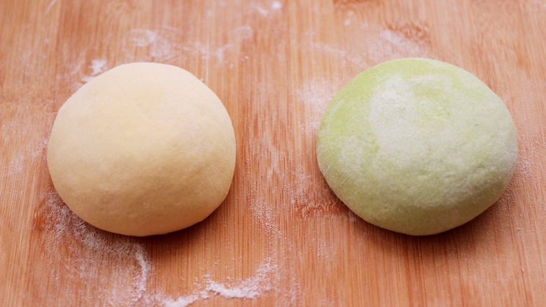双色西葫芦韭菜生煎包,两个颜色的面团，和好以后放入碗里打上保鲜膜开始进行醒发。
