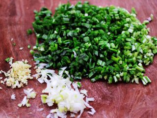 双色西葫芦韭菜生煎包,把韭菜洗净后切碎，葱姜切碎。