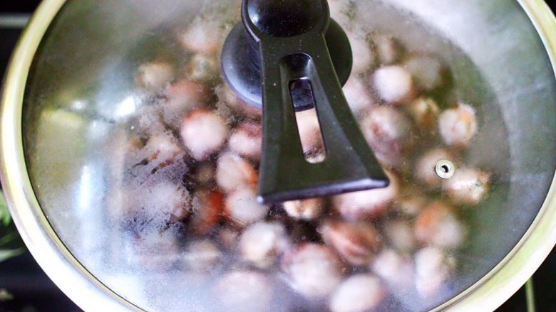 蒜蓉菠菜拌毛蛤,盖上锅盖大火煮开。