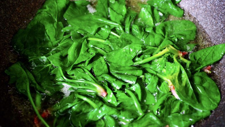 蒜蓉菠菜拌毛蛤,把菠菜焯至变色断生时，捞出沥干水份备用。