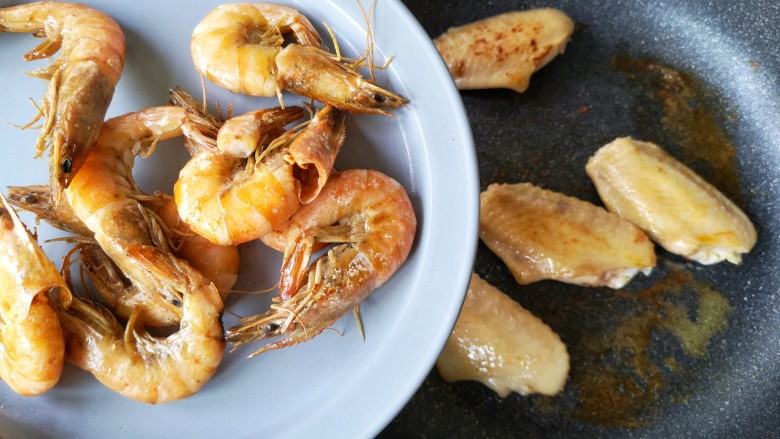 麻辣香锅——麻辣界的扛把子,煎至鸡翅一面金黄后翻面煎另一面，虾比较易熟，煎至外皮焦脆后先将虾夹出。