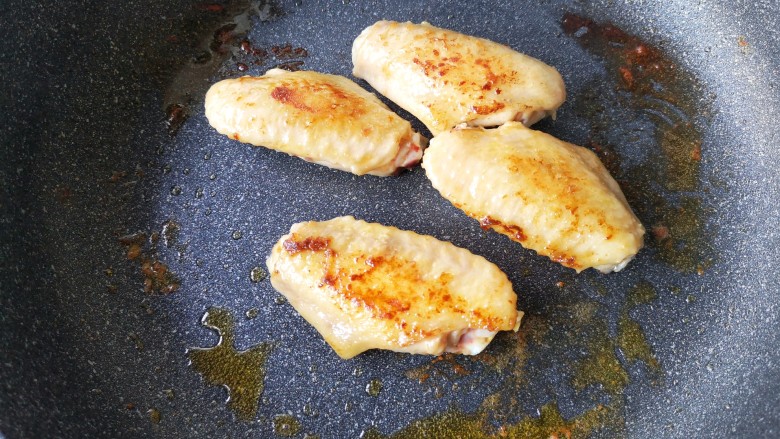 麻辣香锅——麻辣界的扛把子,鸡翅留在锅中继续煎至全熟。