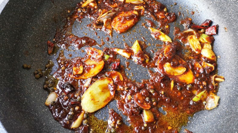 麻辣香锅——麻辣界的扛把子,翻炒均匀，炒出红油和香味。