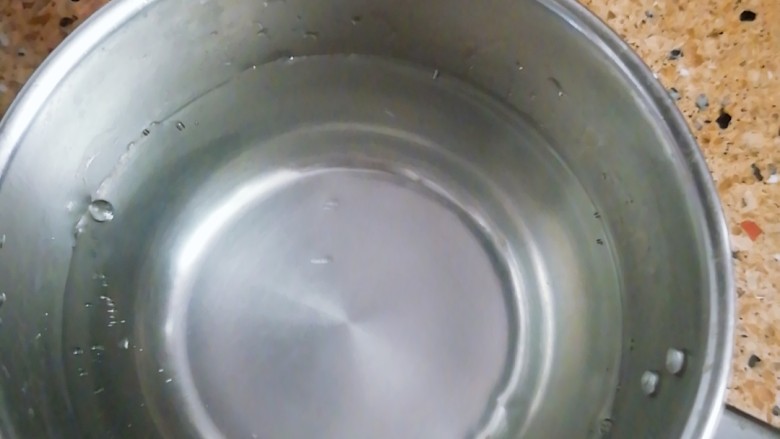 扇骨黄豆汤,用清水洗干净