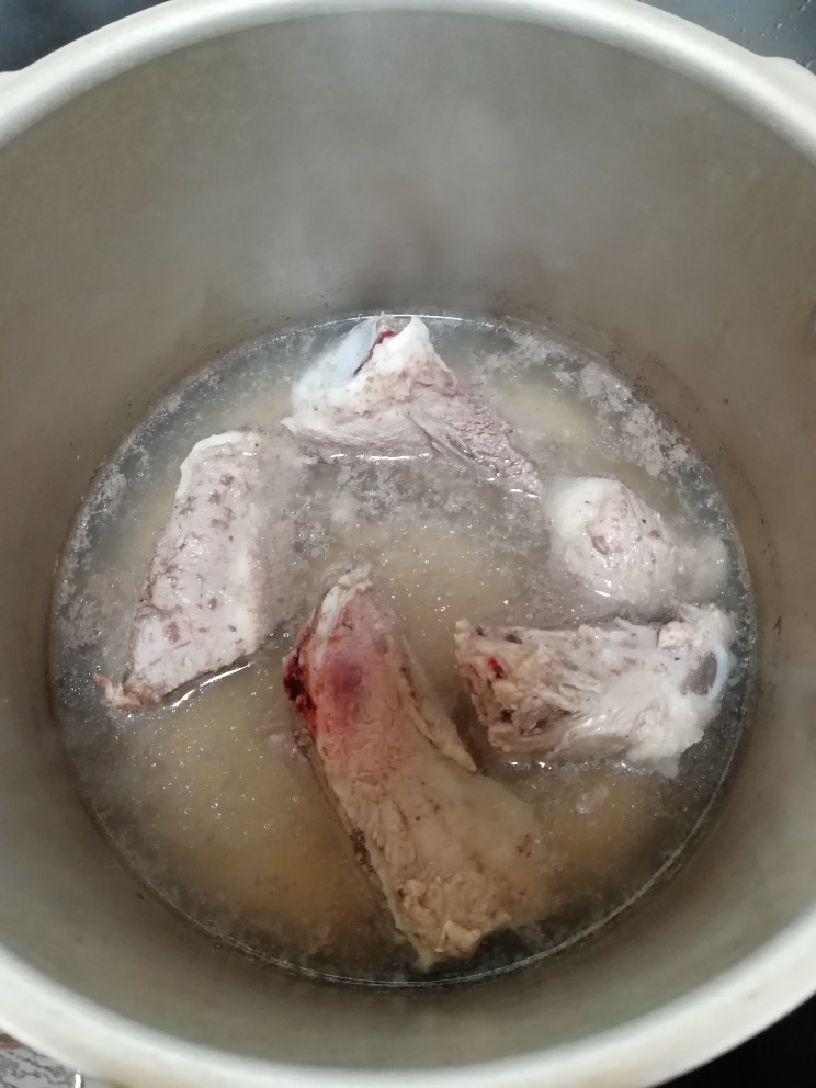 扇骨黄豆汤,再放锅里煮开，再用清水冲洗，把浮沫都洗干净