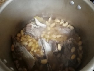 扇骨黄豆汤,煮开，关小火，在炖十五分钟。