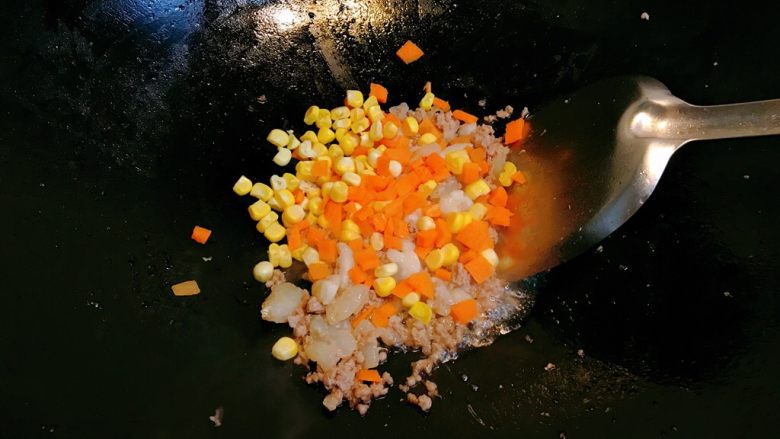 烤鱿鱼包饭,变色后加入玉米和胡萝卜。