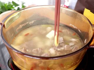 山药羊肉汤,炖好的汤，加少量的盐提味，挑出姜和葱即可食用