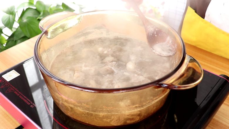 山药羊肉汤,浸泡清洗干净的羊肉，加适量清水，煮沸撇去浮沫