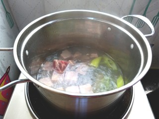 咖喱牛腩土豆,烧水放葱姜，料酒，下开水焯一下，捞出备用。