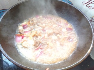咖喱牛腩土豆,加入适量的开水，焖20分钟