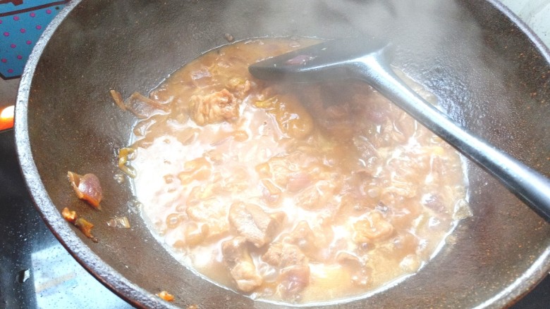 咖喱牛腩土豆,牛肉焖好加入咖喱至融化