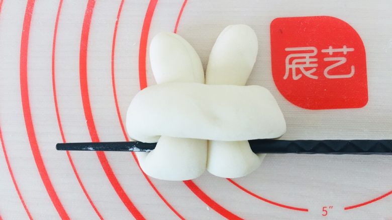 小白兔馒头,借助筷子整形。