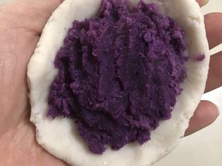 土豆紫薯饼,包上适量事先做好的紫薯泥。