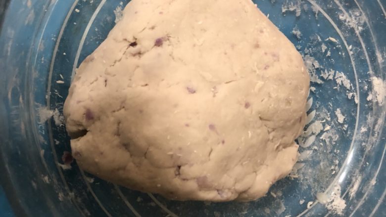 土豆紫薯饼,和成面团。