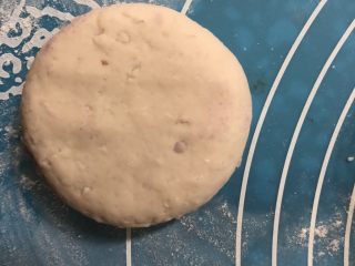 土豆紫薯饼,按包团子的方法给它包好，收口朝下，按扁。把所有的小剂子都按上面那样做好。
