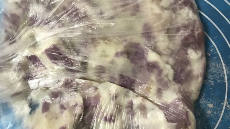 土豆紫薯饼,把山药去皮放入保鲜袋里压成泥。