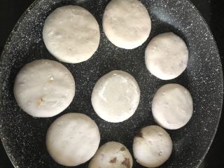 土豆紫薯饼,不粘锅放少许油，开小火，把山药坯子放入锅中，盖上锅盖，闷煎两到三分钟。