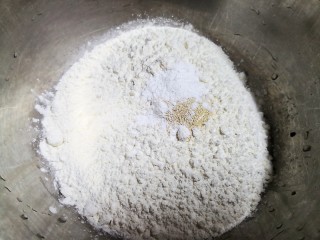 红糖红枣发糕,放入酵母粉，泡打粉。泡打粉没有可以不放。